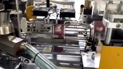 紙碗廠家生產的紙碗,從一張不起眼的紙張,在機械上加工成碗