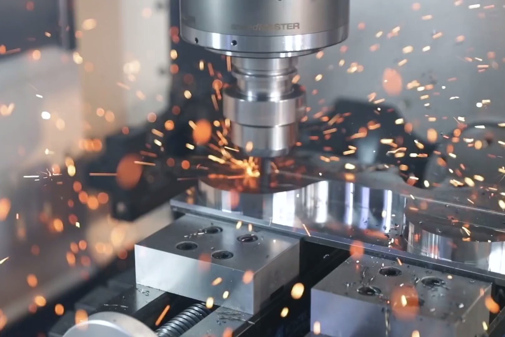 硬懟!火花四濺,瘋狂的機械加工,這種刀具是什么級別的_鳳凰網(wǎng)視頻_鳳