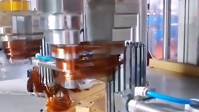 機器代替人工的時代已經來臨,工廠里的機械加工銅線,比人工效率高很多倍